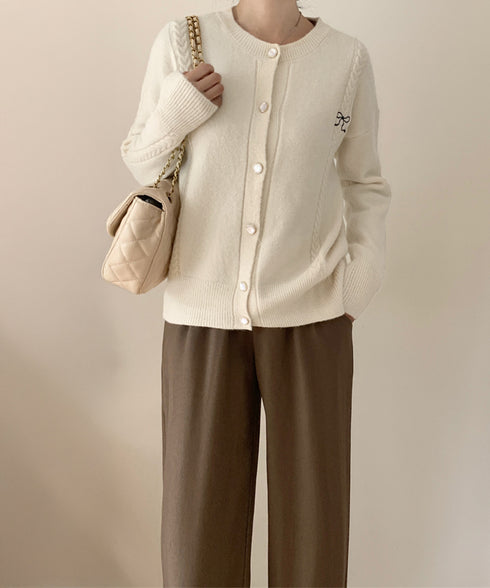 リボンワンポイントニットカーディガン秋冬 レディース パール調ボタン ニットトップス 長袖 ニットアウター クルーネック セーター 韓国風 ベーシック ニット羽織 2HUANYI-001